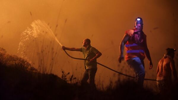 Voluntarios luchan contra las llamas (AP)