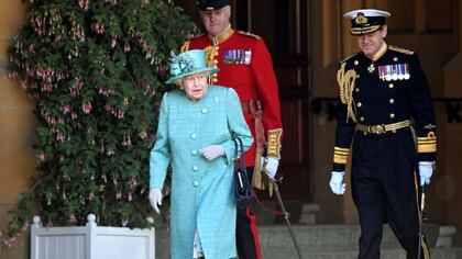 El pasado marzo, la reina se trasladó del palacio de Buckingham a Windsor para cumplir el confinamiento, mientras que su marido, el duque de Edimburgo, de 99 años, fue llevado de su residencia de descanso en Sandringham (oeste de Inglaterra) a Windsor (TOBY MELVILLE / POOL / AFP)