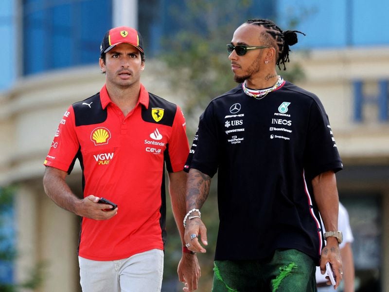 Carlos Sainz y Lewis Hamilton en el GP de Azerbaiyán (REUTERS/Leonhard Foeger)