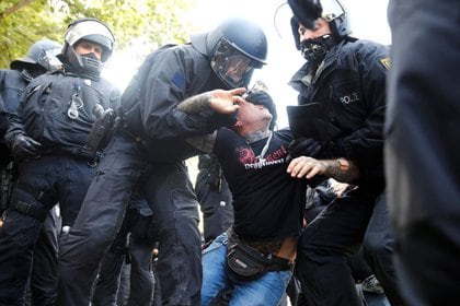 La policía arresta a un manifestante en Berlín, Alemania, el 29 de agosto de 2020. Reuters / Axel Schmidt