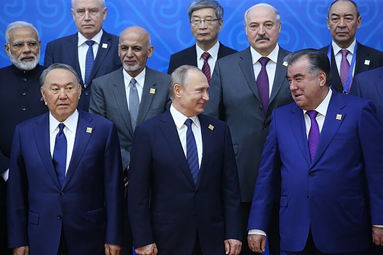 Nursultan Nazarbayev junto al presidente ruso Vladimir Putin y Emomali Rahmon, mandatario de TayikistÃ¡n