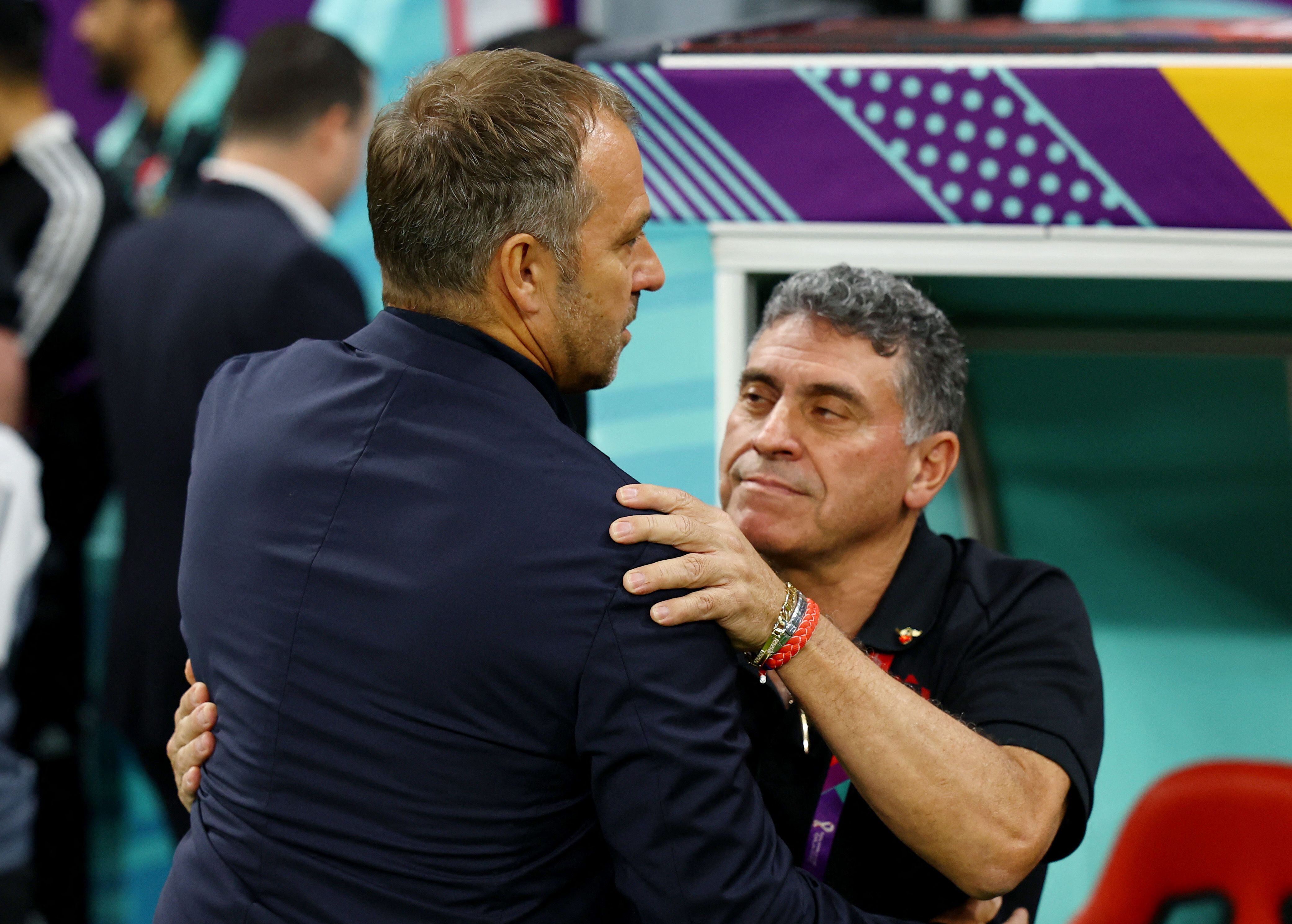 Luis Fernando Suárez saluda a Hansi Flick luego del partido entre Costa Rica y Alemania en Qatar 2022 - crédito REUTERS/Kai Pfaffenbach