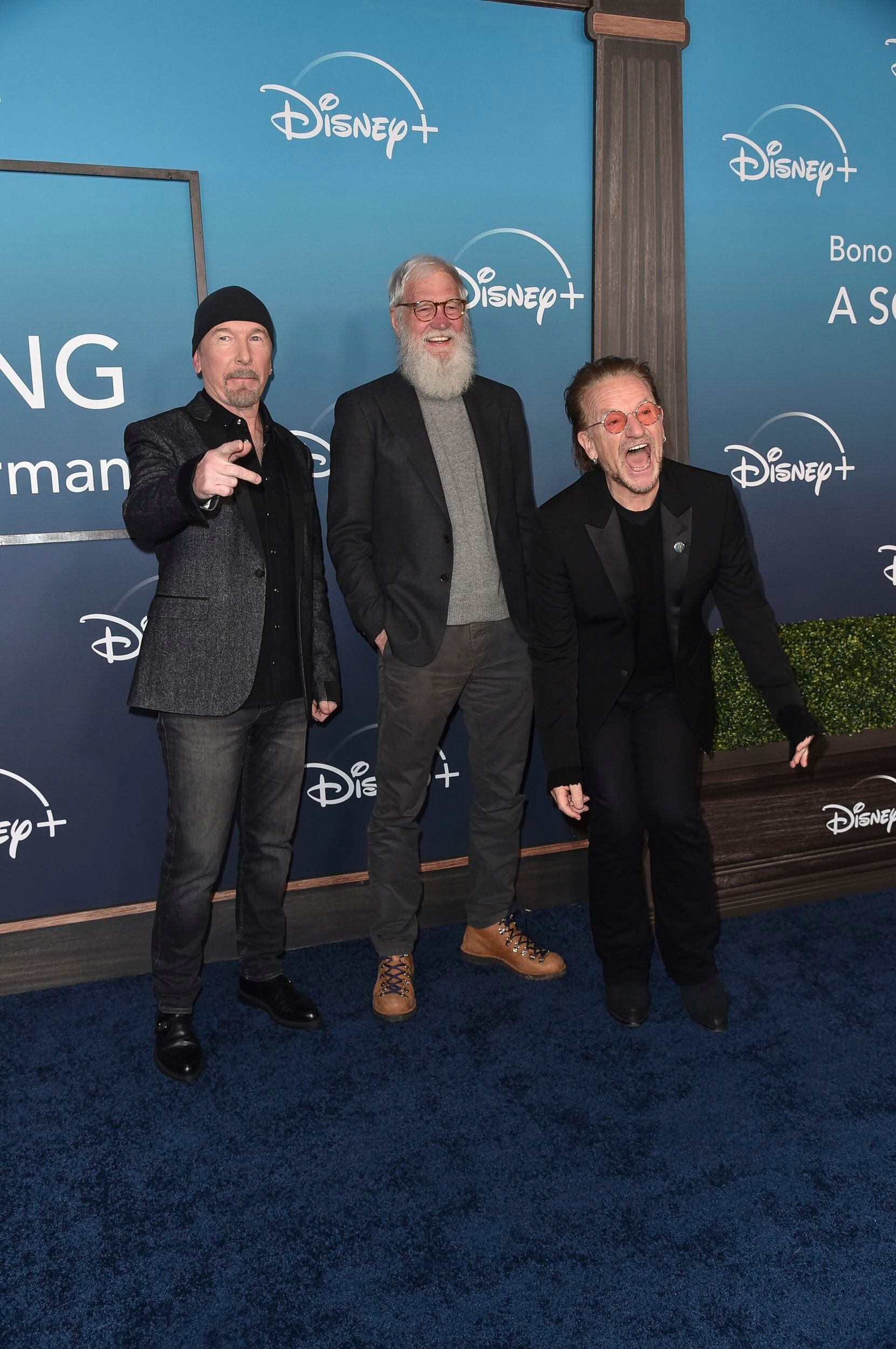 The Edge, de izquierda a derecha, David Letterman y Bono llegan al estreno de "Bono & The Edge: A Sort of Homecoming, With Dave Letterman" el miércoles 8 de marzo de 2023, en The Orpheum Theatre en Los Angeles. (Foto Richard Shotwell/Invision/AP)