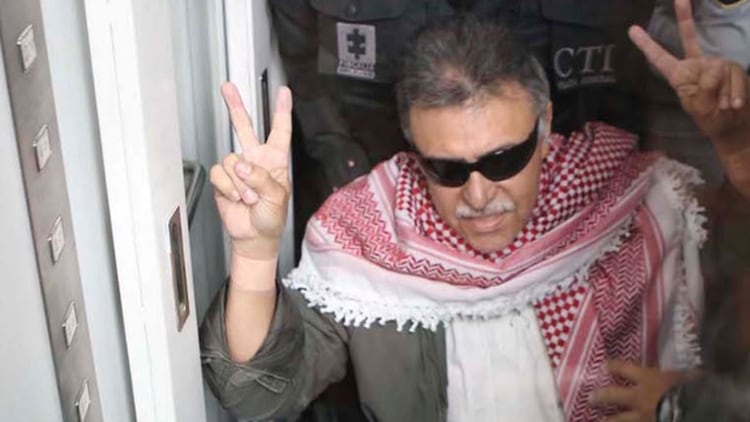 Momento en el que el ex guerrillero “Jesús Santrich” salió del búnker de la Fiscalía este 30 de mayo de 2019