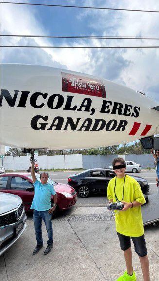 Hijo de Nicola Porcella sobrevoló globo con mensaje para el peruano. (Twitter)
