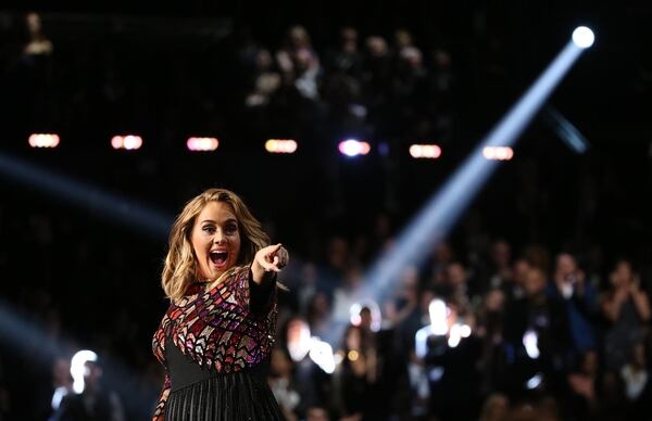 Adele cantando “Hello” (Reuters/Lucy Nicholson)