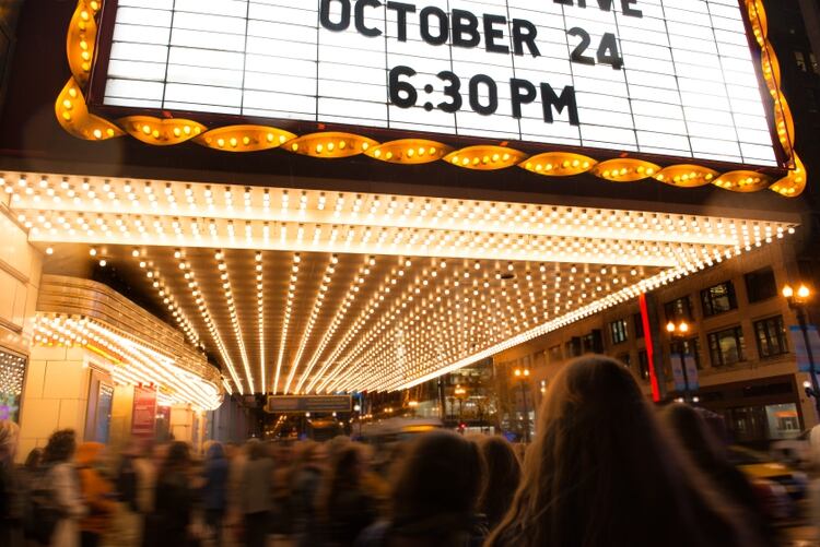 El compromiso con las artes receptivas, cómo ir al teatro, al cine o inclusive en un espectáculo escuchar música clásica tiene una relación de beneficio en lo que respecta a la longevidad de los adultos mayores (Shutterstock)