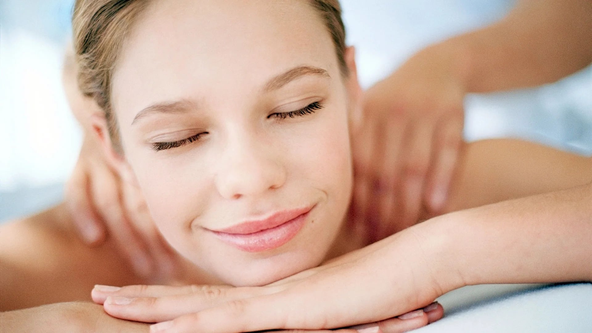 El masaje ayuda a mejorar el estado de ánimo y la relajación al mismo tiempo que aumenta la confianza y la autoimagen (Gaetty images)