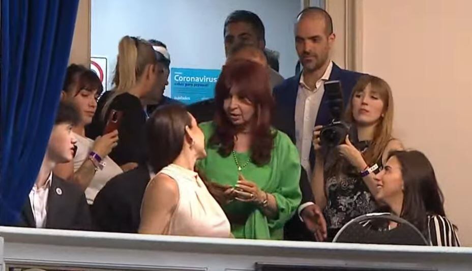 Cristina Kirchner ingresó a uno de los palcos, a minutos del discurso que brindará Axel Kicillof ante la asamblea legislativa bonaerense