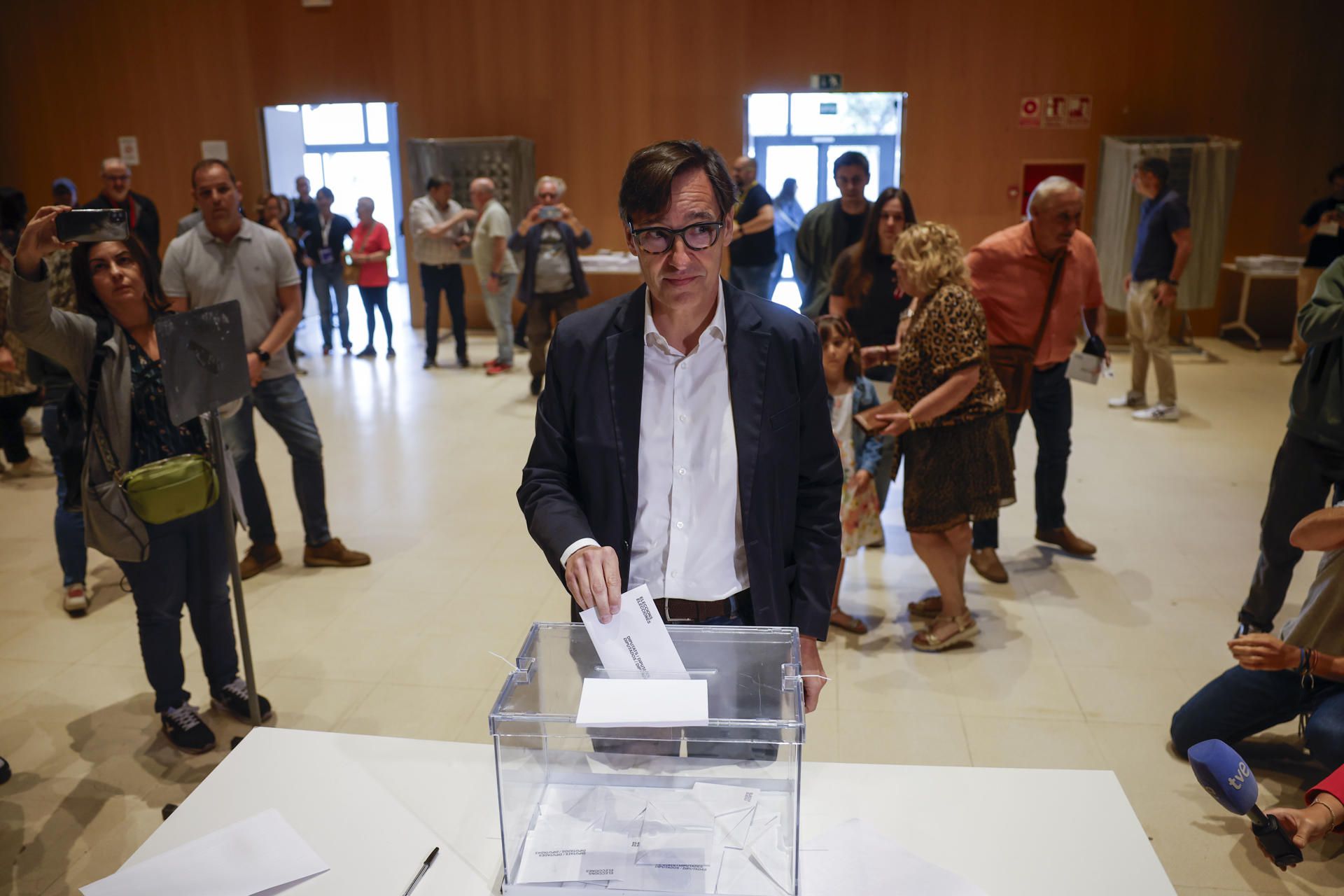 Salvador Illa vota en Barcelona. (Alberto Estévez/EFE)