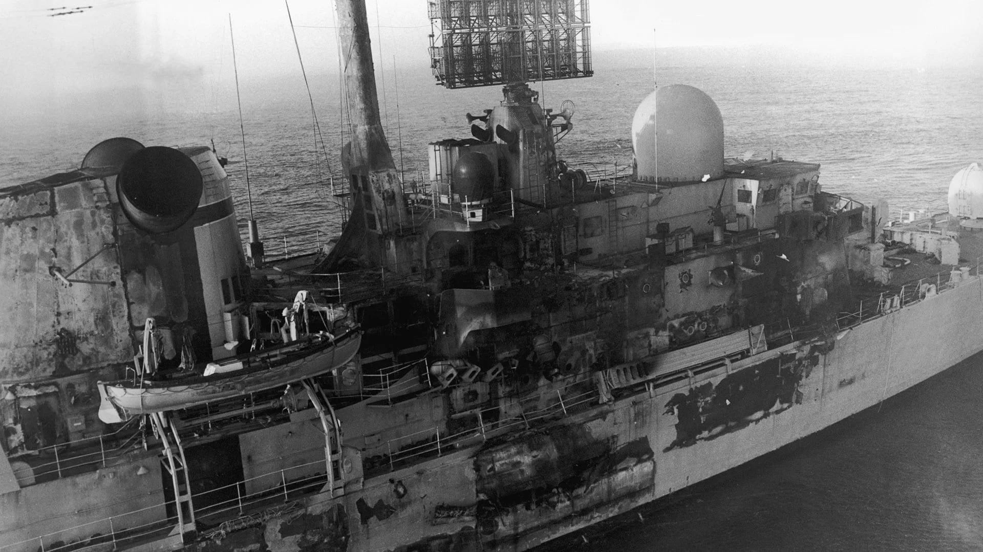 La buque HMS Sheffield fue atacado por un misil Exocet, lanzado por los Super Étendard de la Armada Argentina, el 4 de mayo de 1982. Veinte personas murieron y el barco se hundió en el Atlántico cuando era remolcado de regreso a Gran Bretaña (Martin Cleaver/Pool/Getty Images)