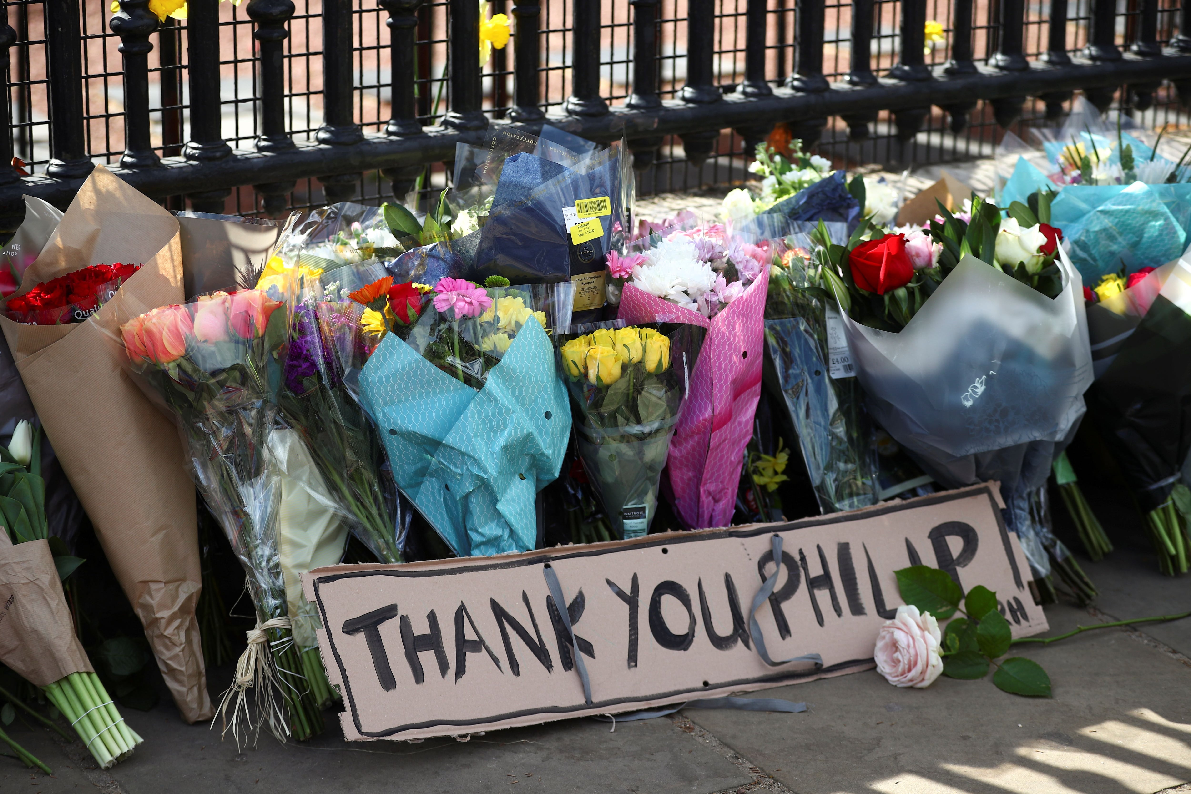 Se colocan ramos de flores frente al Palacio de Buckingham después de que se anunció que Felipe de Edimburgo, esposo de la reina Isabel, murió a la edad de 99 años en Londres, Gran Bretaña, el 9 de abril de 2021
