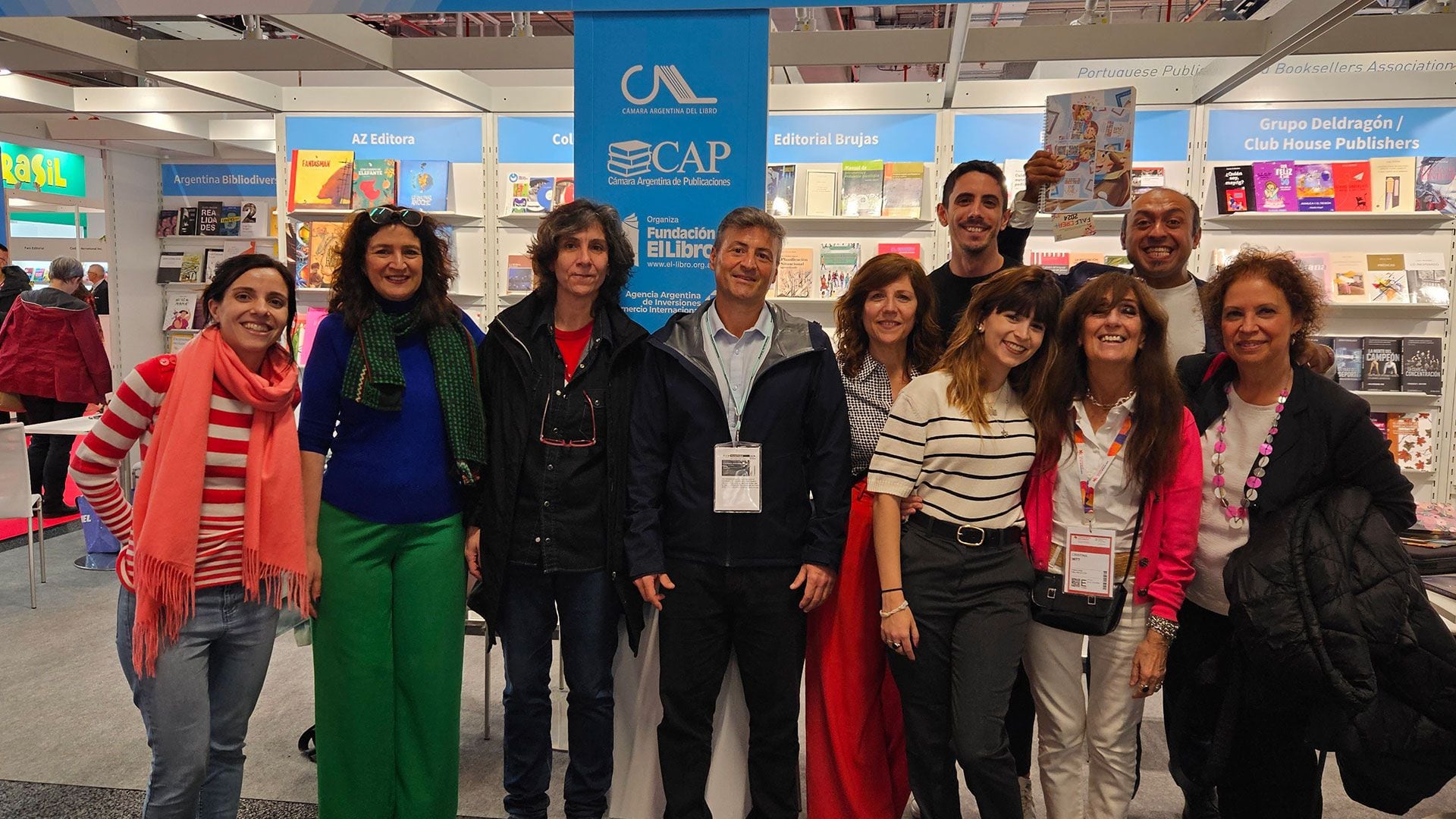 Los representantes de Colisión Libros y Grupo Deldragón, entre otros, en el stand argentino (1)