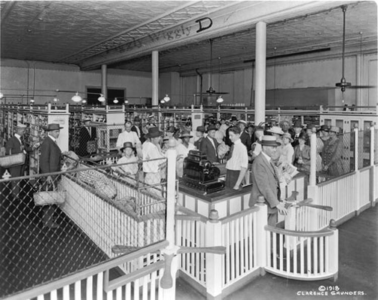 A comienzos del siglo XX Piggly Wiggly inauguró el supermercado tal como se conoce hoy: con pasillos para recorrer, carritos de compras, precios en etiquetas y filas para pagar en una caja. (Library of Congress)