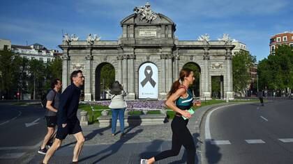 Personas corren por las calles de Madrid (Gabriel BOUYS / AFP)