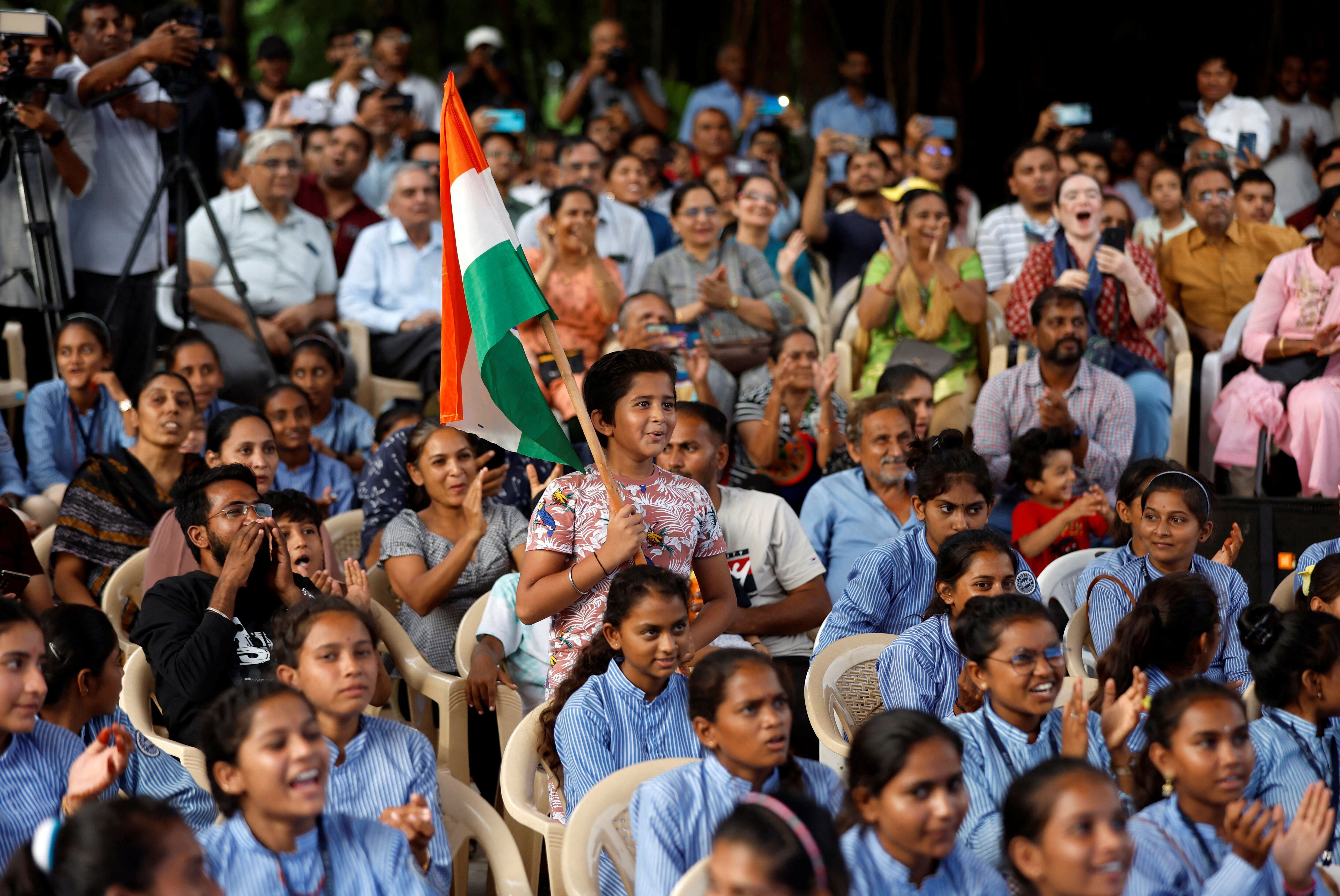 Templos y lugares sagrados de la India recibieron la visita masiva de creyentes, representantes religiosos, y ciudadanos que acudieron para celebrar el éxito de la misión lunar Chandrayaan-3 (REUTERS/Amit Dave)