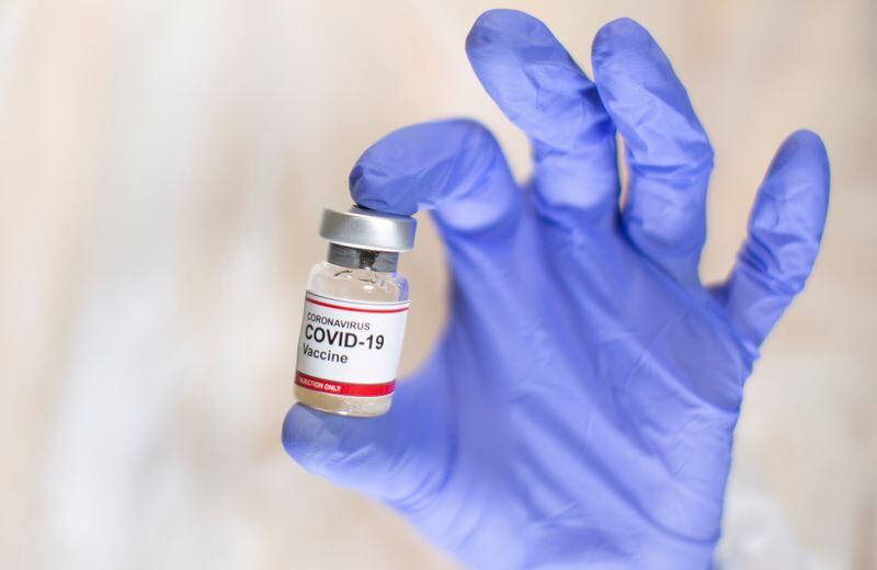 Las vacunas contra el COVID-19 se desarrollaron en menos de un año. Por el momento, las vacunas siguen brindando protección contra las nuevas variantes, según la OMS (REUTERS/Dado Ruvic)