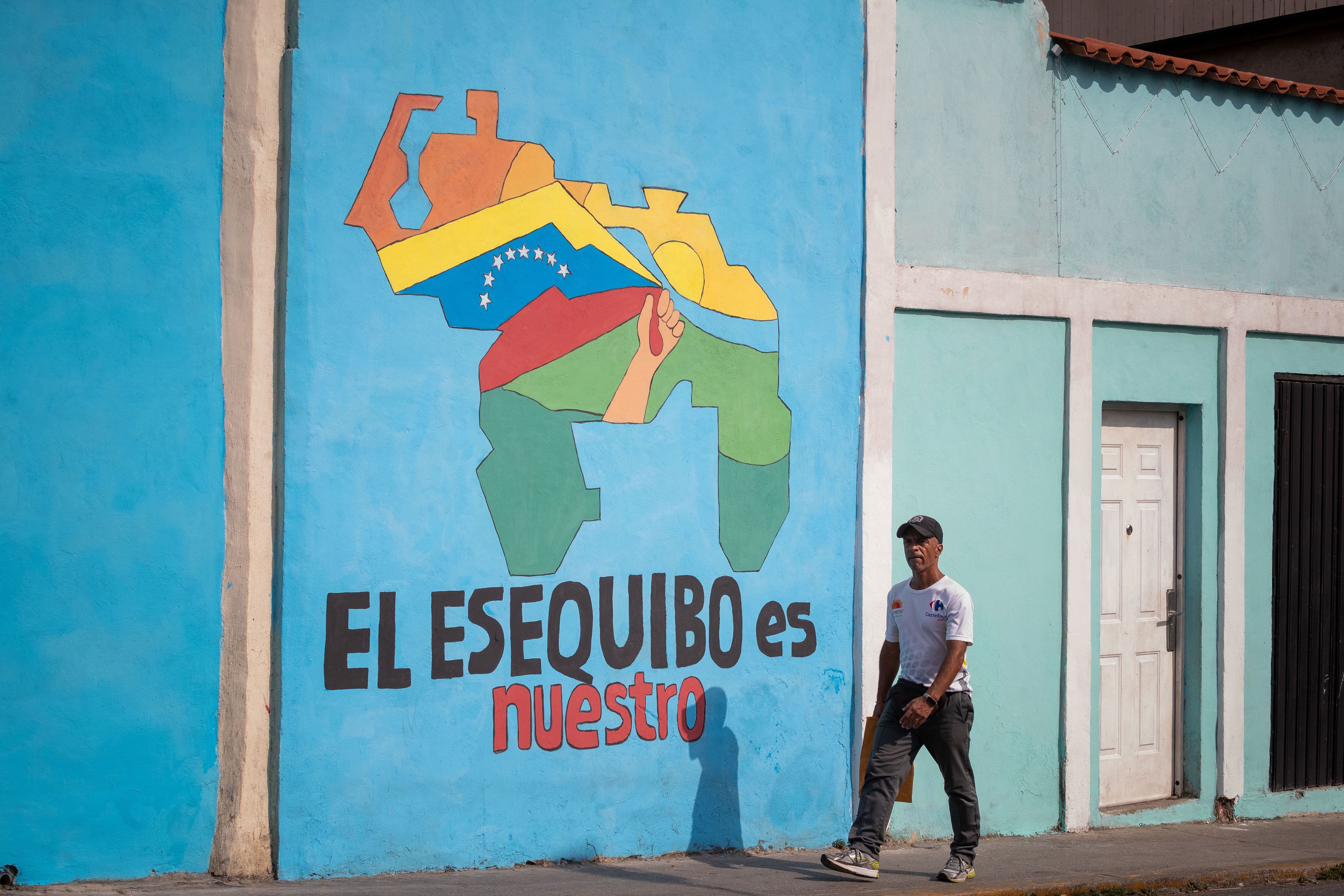 Un mural con el mapa de Venezuela que dice "El Esequibo es nuestro", en Caracas 