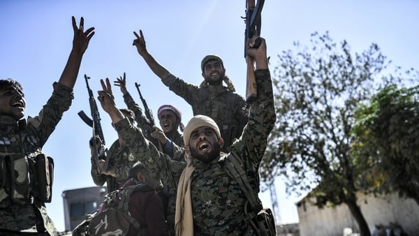 Integrantes de la alianza Fuerzas de Siria Democrática celebran la liberación de Raqqa, en octubre de 2017 (AFP)