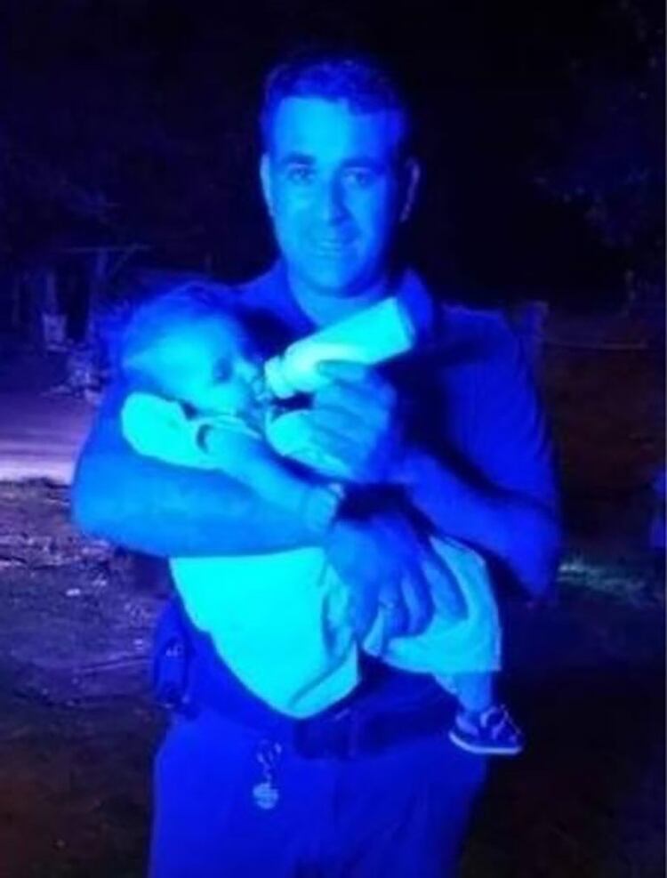 Cristian Flores, junto a la bebé amamantada por la sargento