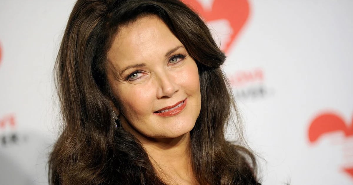 Lynda Carter has taken a look back with a photo in a bathing suit since she played Wonder Woman