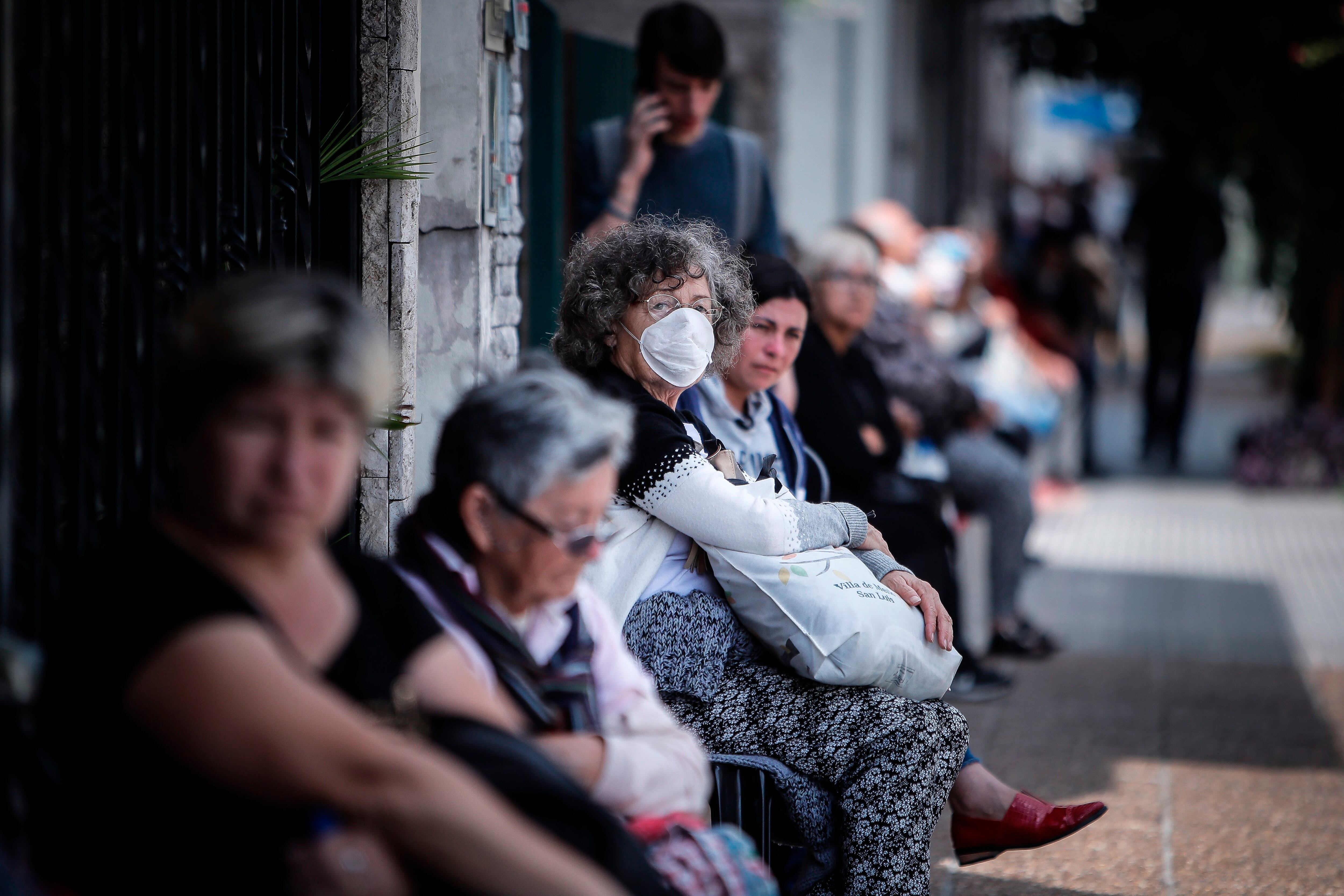 Hoy miércoles 27 de abril se pagará a jubilados, jubiladas, pensionados y pensionadas que perciben haberes superiores a 36.676 pesos cuyos DNI culminen con los números 4, 5, 6 y 7 EFE
