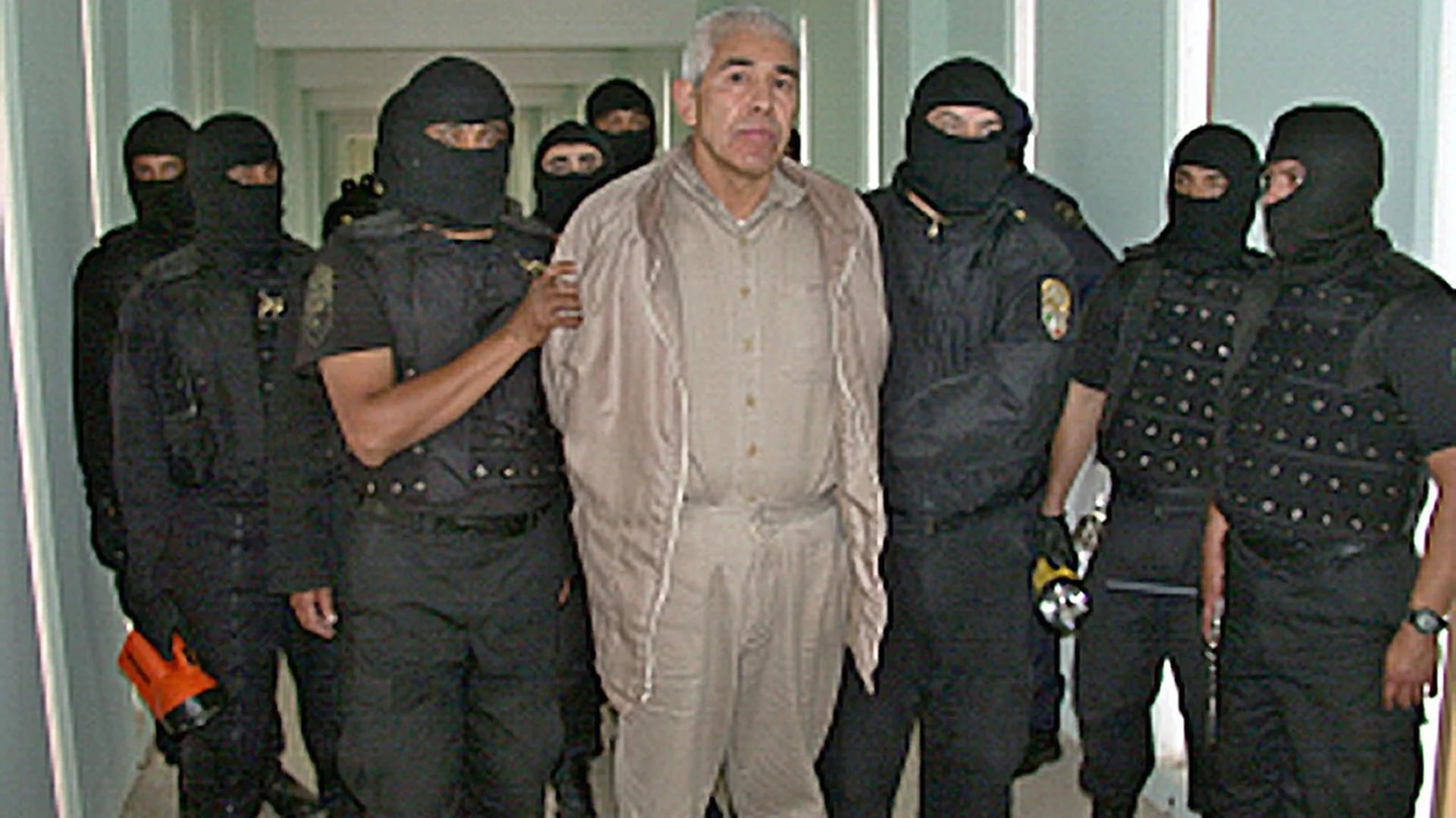 Caro Quintero custodiado por agentes antidrogas en la prisión Puente Grande, en Guadalajara (AFP)