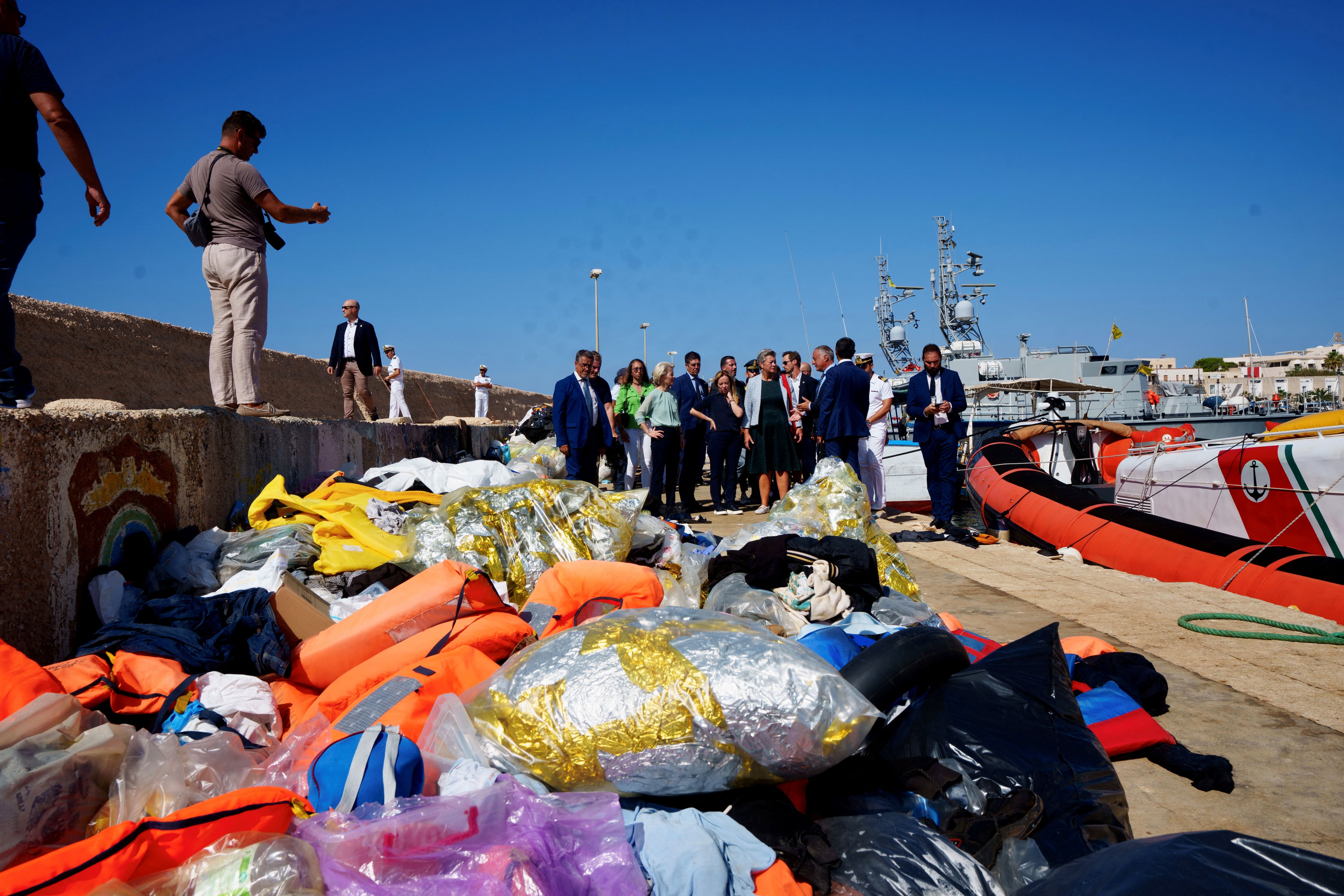 El puerto dónde llegan los migrantes se encuentra repleto de bolsas y chalecos salvavidas. Palazzo Chigi Press Office/Handout via REUTERS. 