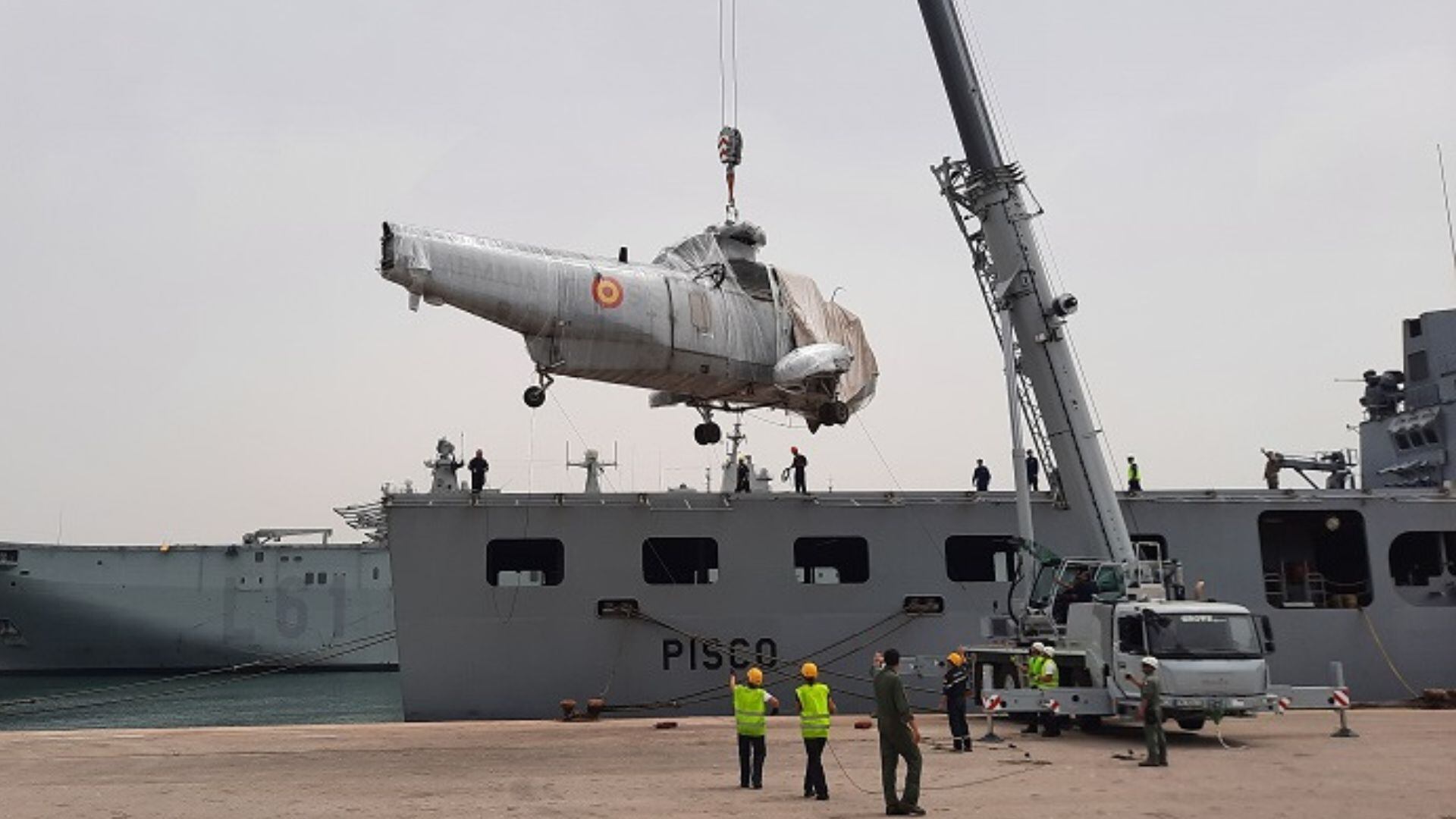 Los últimos helicópteros ‘Morsa’ de la Armada española embarcan hacia Perú tras su venta por un simbólico precio. (Outono.net)