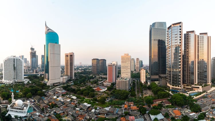 El distrito céntrico de Yakarta, donde modernos rascacielos y lujosas torres de condominios contrastan con una modesta zona residencial (Shutterstock)