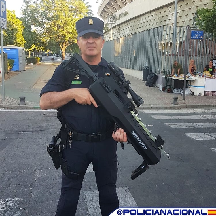 Hasta ahora el arma ha sido utilizada en las finales de la Champions League, en Madrid, y de la Copa del Rey, en Sevilla (@policíanacional)