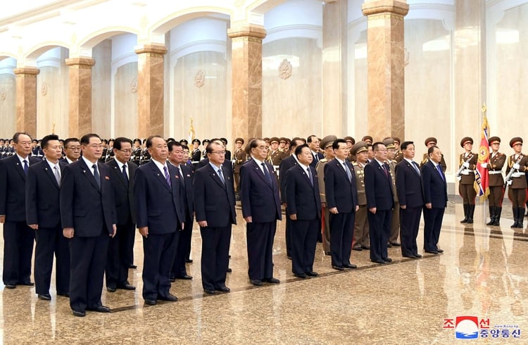 La delegación oficial que visitó el Palacio del Sol, sin Kim Jong-un presente (Reuters/KCNA)