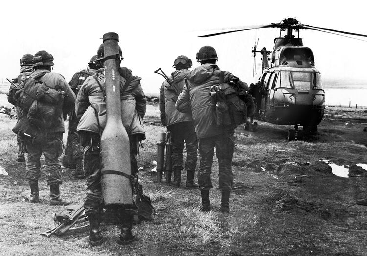 En una de sus primeras acciones, comandos del Batallón 601 abordan varios helicópteros para actuar en el estrecho de San Carlos. Con el misil tierra-aire Blow Pipe derribaron algunos Harrier y helicópteros ingleses (Foto: Eduardo Farré)