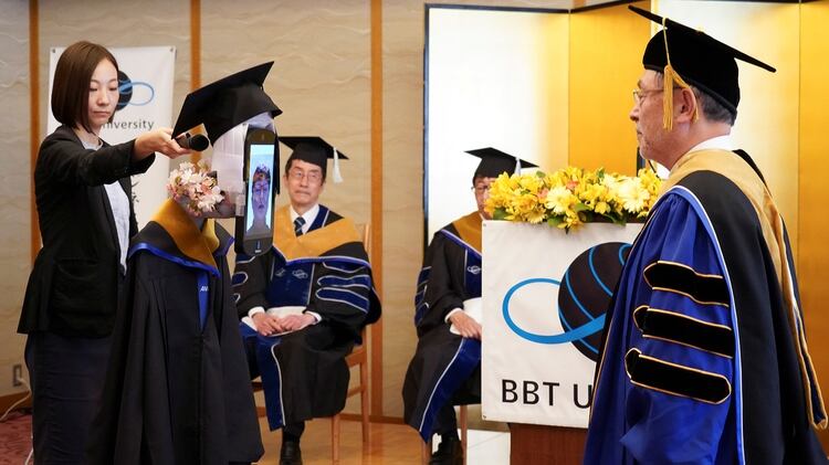 La ceremonia se llevó a cabo en Tokio, Japón (BBT UNIVERSITY/Handout via REUTERS.)