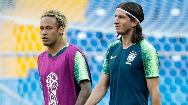 Neymar ahora luce el cabello rubio y el pelo recogido hacia atrás (EFE)