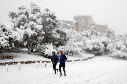 Nada detiene a los fanáticos de running en la zona de la Acrópolis ateniense (REUTERS/Alkis Konstantinidis)