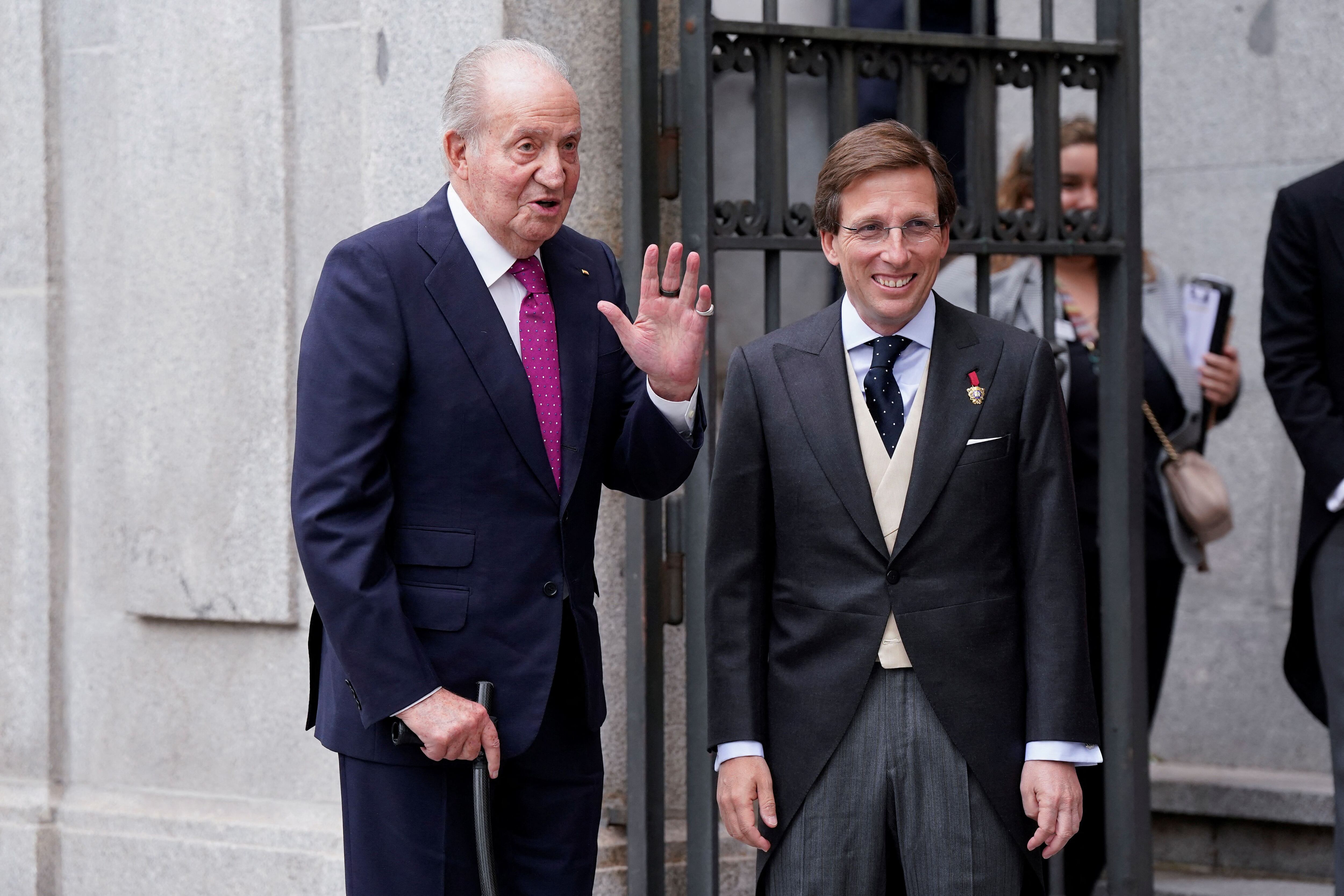 El rey Juan Carlos I y José Luis Martínez-Almeida (REUTERS/Ana Beltrán)