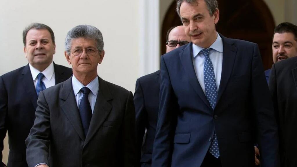 El presidente de la Asamblea Venezolana, el opositor Henry Ramos Allup, y el ex jefe de Gobienro español José Rodríguez Zapatero, que oficia de mediador ante la crisis (AP)