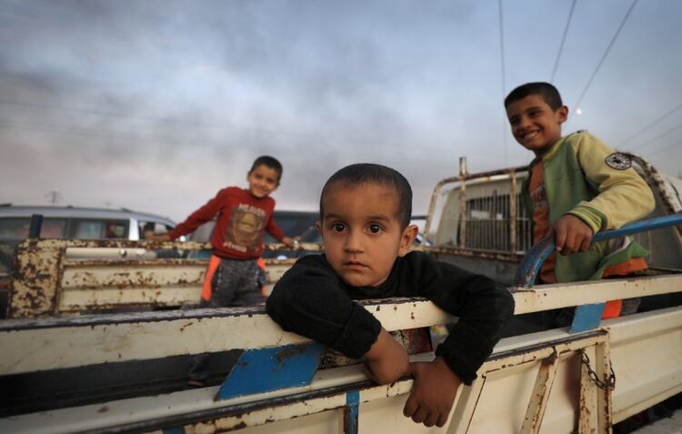 Cientos de miles de personas han huido de los bombardeos turcos. REUTERS/Rodi Said/File Photo