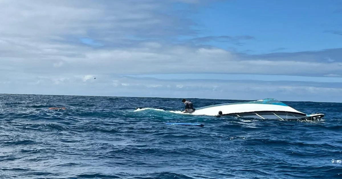 A ship sank in the Galapagos, and a boat that went to help also sank, but managed to save 29 passengers