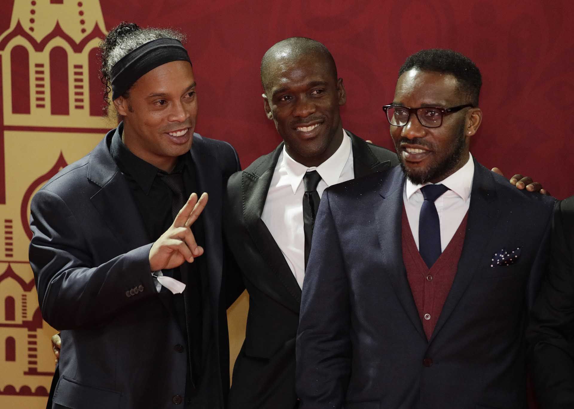 Ronaldinho, Clarence Seedorf y Okocha: fútbol en estado puro (AP Photo/Dmitri Lovetsky)