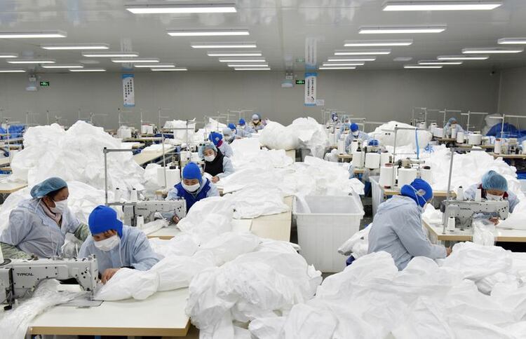 Trabajadores fabrican trajes protectores en una fábrica, mientras el país es golpeado por una epidemia del nuevo coronavirus, en Chaohu, provincia de Anhui, China, el 28 de enero de 2020 (China Daily via REUTERS)