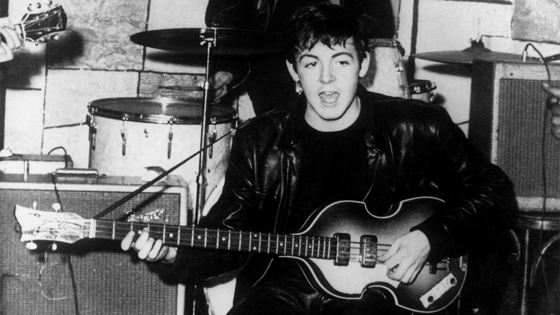 Un grupo de personas ha unido fuerzas para descubrir el paradero del primer bajo Höfner de Paul McCartney (Photo by Keystone/Getty Images)