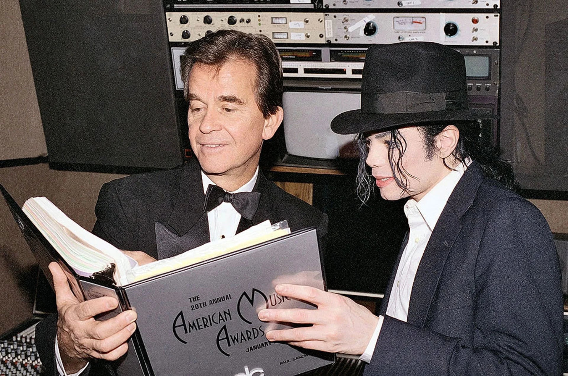 Michael Jackson y Dick Clark, ejecutivo de los American Music Awards executive producer Dick Clark repasan el guión durante los ensayos de la entrega de premios en el Shrine Auditorium en Los Angeles (Junio de 1993)