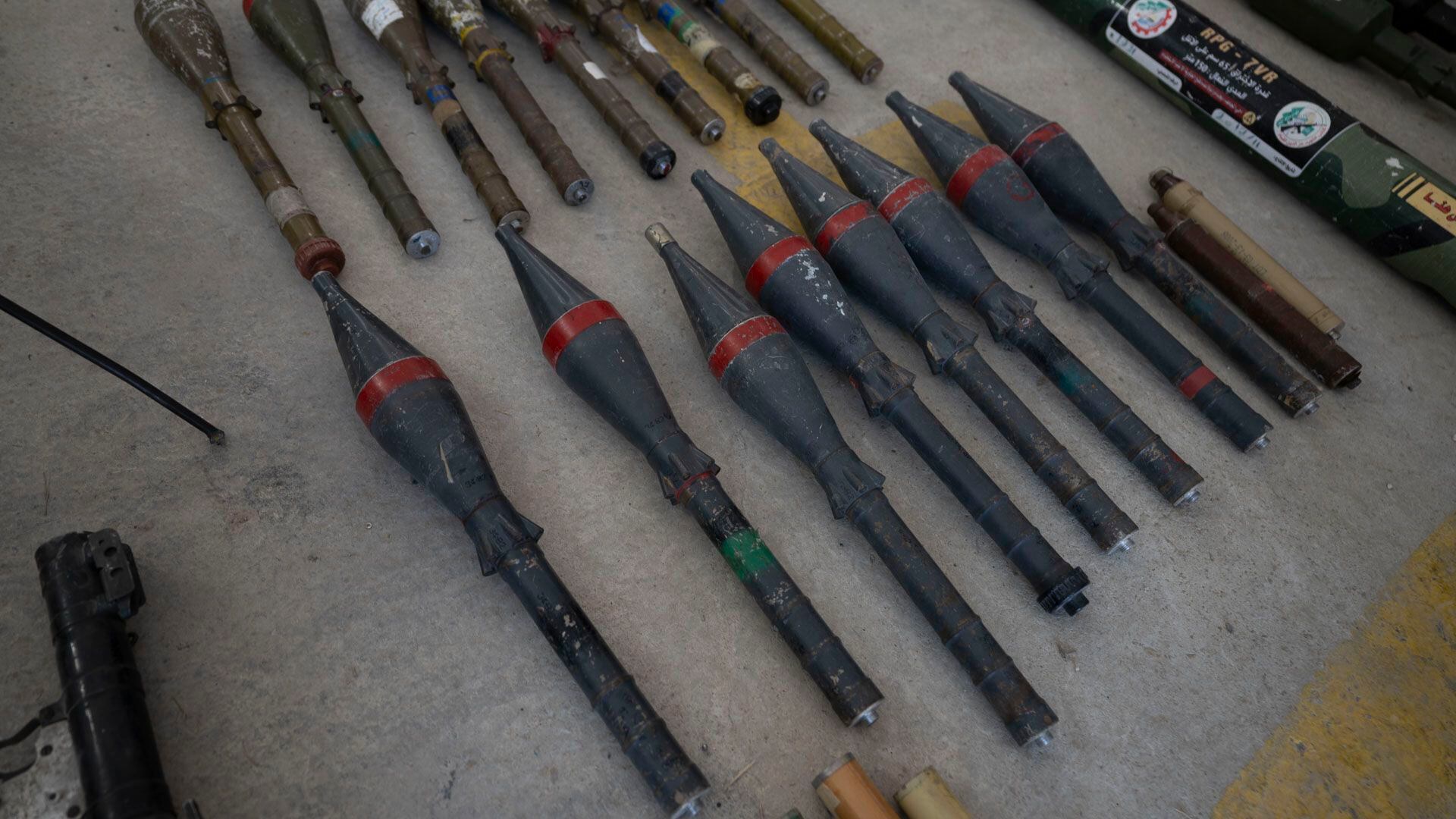 Granadas antitanque fabricadas en Corea del Norte que fueron incautadas a los terroristas de Hamas que atacaron israel el 7 de octubre