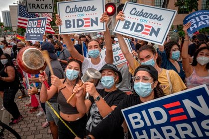 Cientos de personas entre los que destacan decenas de miembros de la comunidad hispana celebran la victoria del demócrata Joe Biden, el 7 de noviembre de 2020, en Miami, Florida (EE.UU.). EFE/Giorgio Viera
