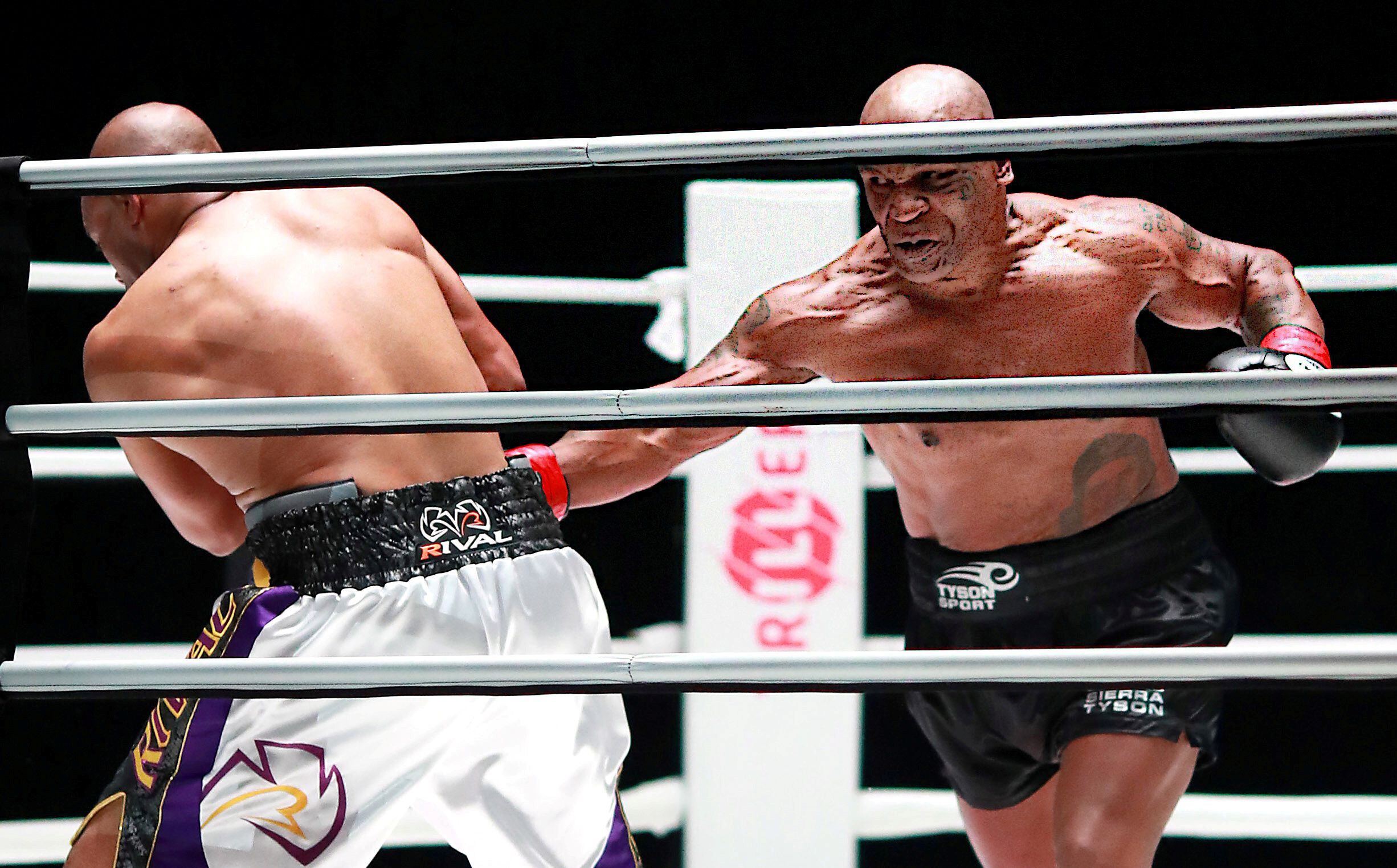 Mike Tyson en su pelea de exhibición contra Roy Jones, Jr. (USA TODAY Sports)