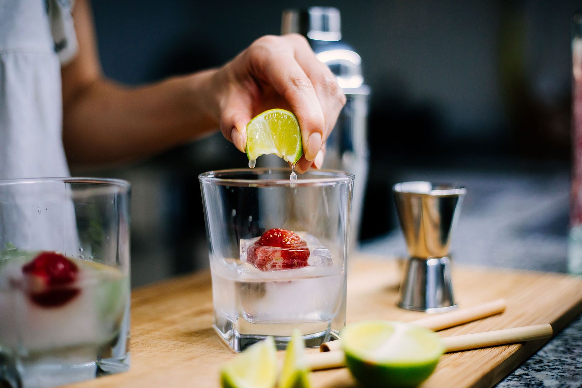 El gin tonic puede acompañarse con múltiples ingredientes, como por ejemplo los frutos rojos (Getty Images)