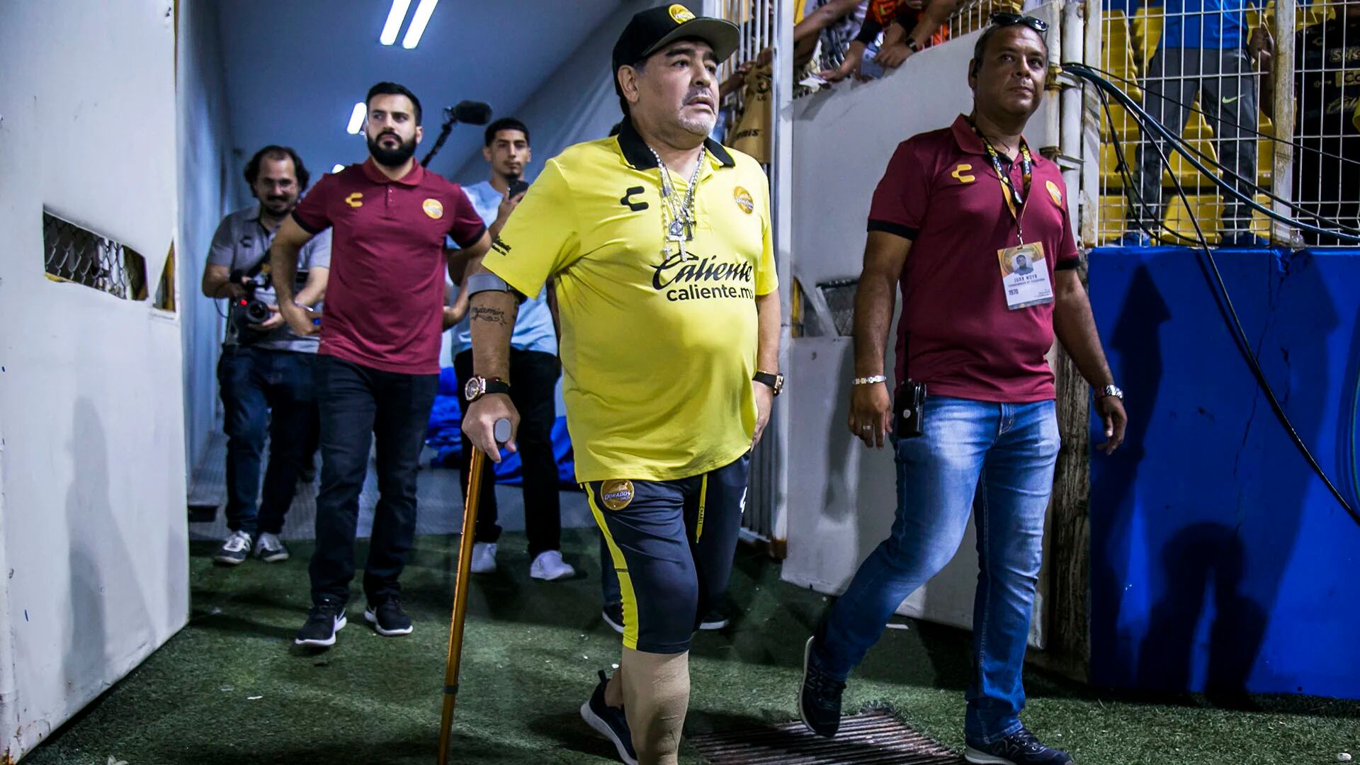 Maradona tuvo problemas para caminar debido a sus dolores de rodillas y cadera (Foto: AFP)