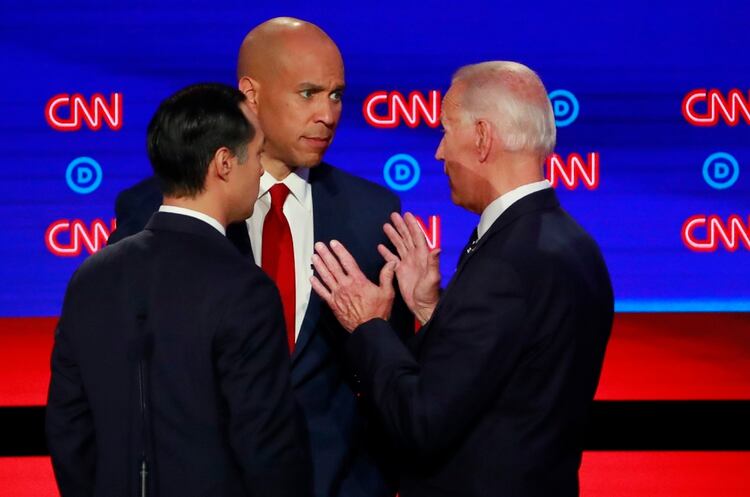 Biden conversa con Julian Castro y Cory Booker, dos candidatos que esperan dar un salto en las encuestas
